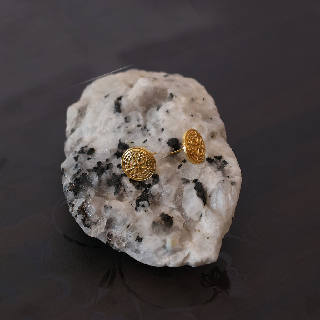 RETRO DESIGNER STUD