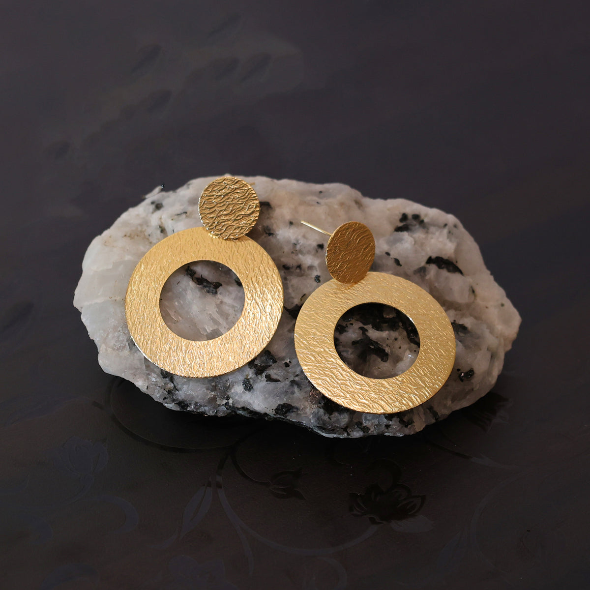 CONTEMPORARY DISC DESIGNER EARRING