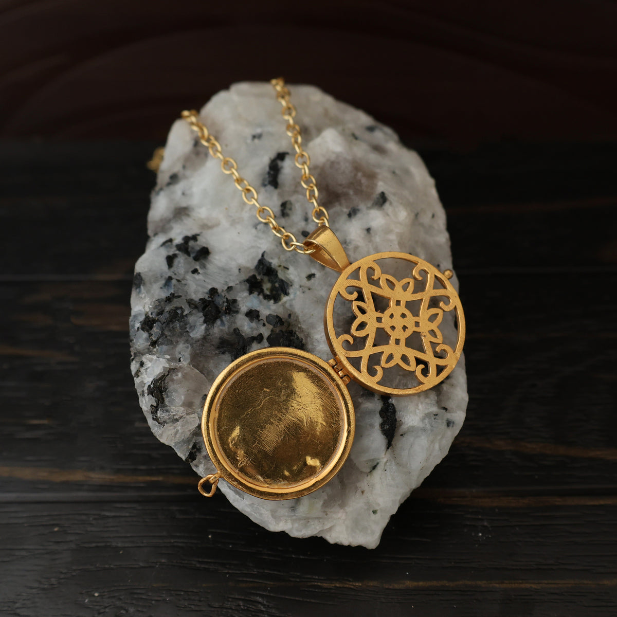 OPEN BOX NECKLACE