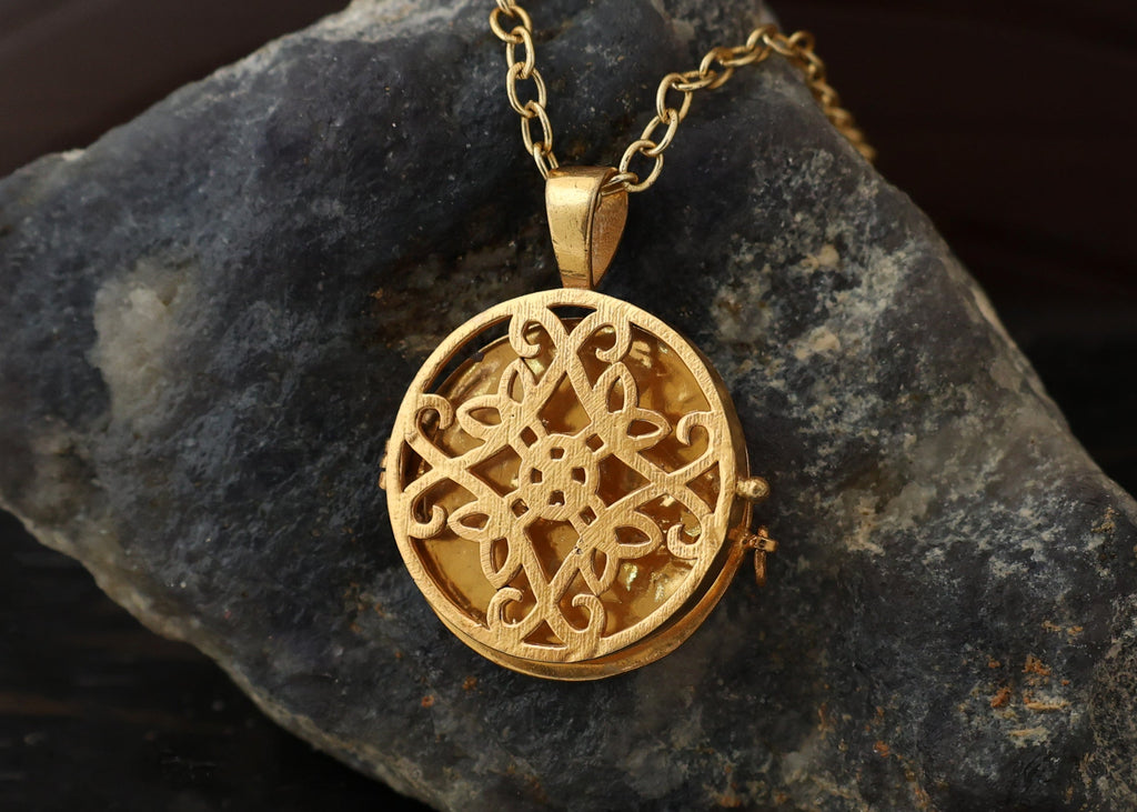 OPEN BOX NECKLACE