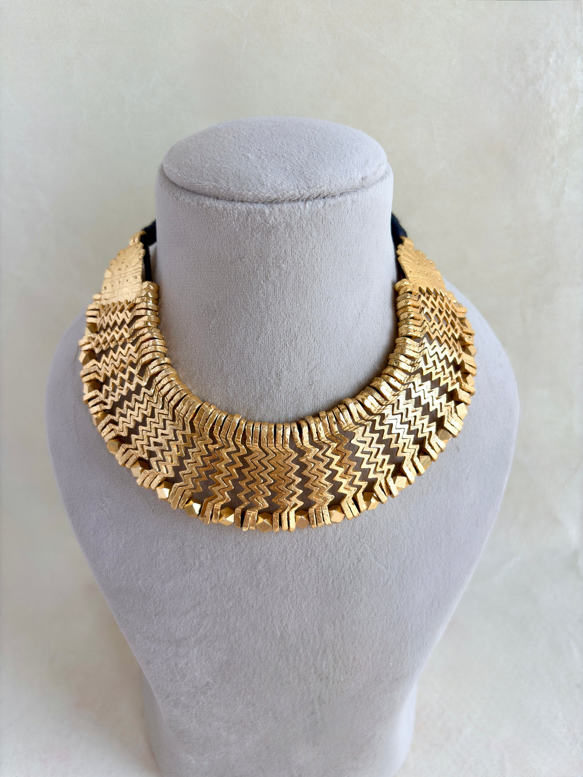 TRADNATIONAL CHOKER NECKLACE EEN0144